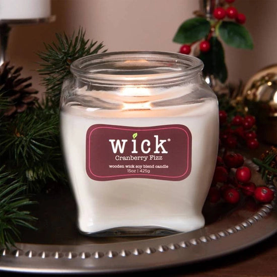 Colonial Candle - Wick Cranberry Fizz - sojablend geurkaars  425 gram - in kerstsfeer met brandende kaars met knisperende houten lont.