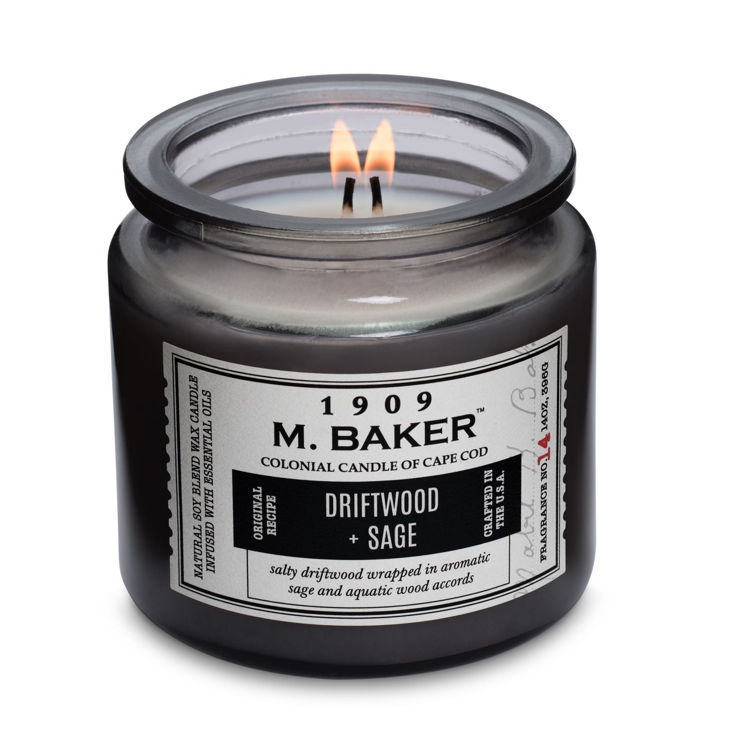 Colonial Candle - M Baker - Driftwood & Sage - 396 gram soja geurkaars - brandend  - KAAARS.NL 