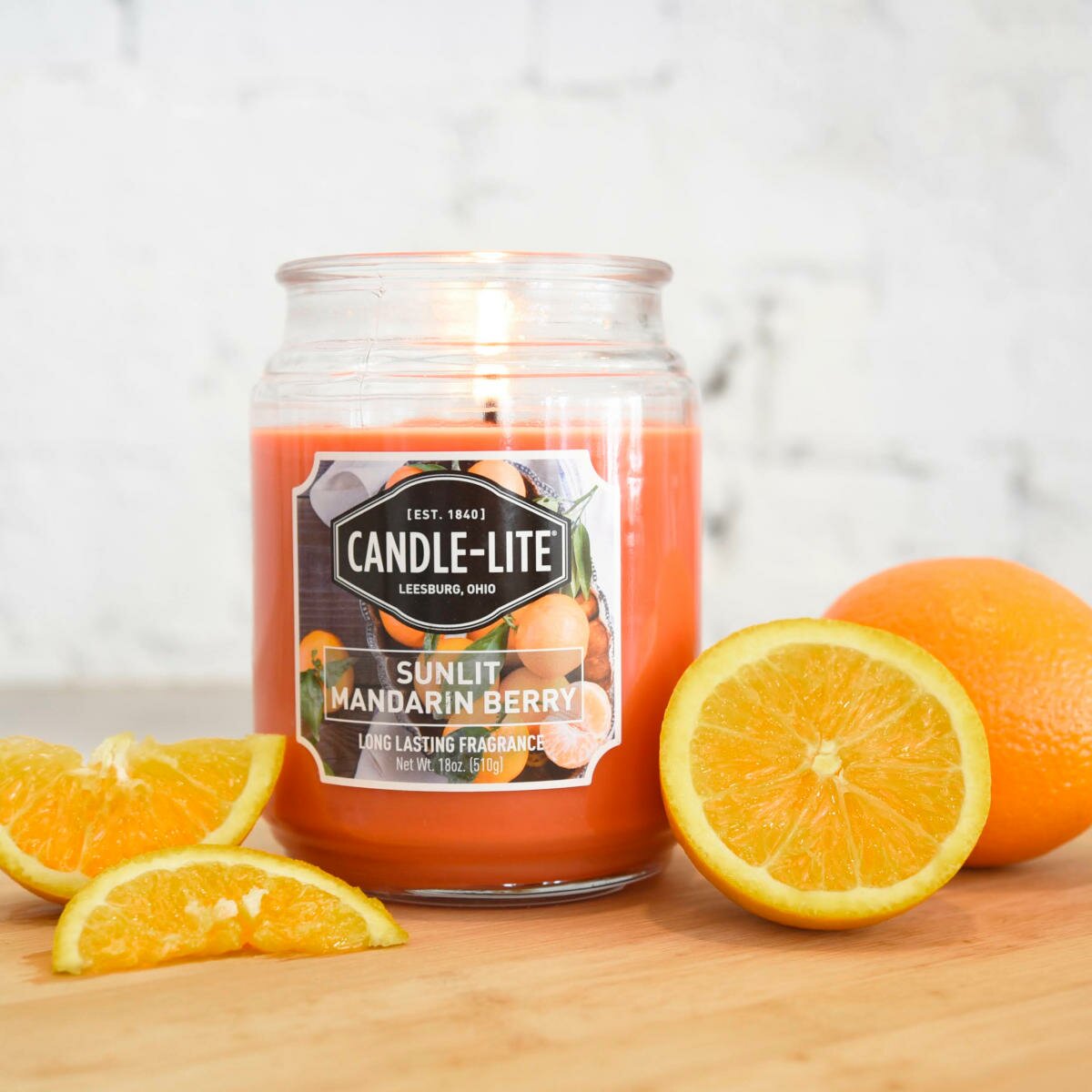 Candle-Lite - Sunlit Mandarin Berry - plantaardige geurkaars - grote pot- 510 gram sfeerbeeld 