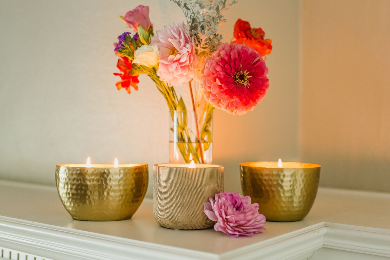 The SOi Company  - Elements Collection - soja geurkaars in gehamerd gouden pot -  Amber & Teakwood - 397 gram - KAAARS.NL