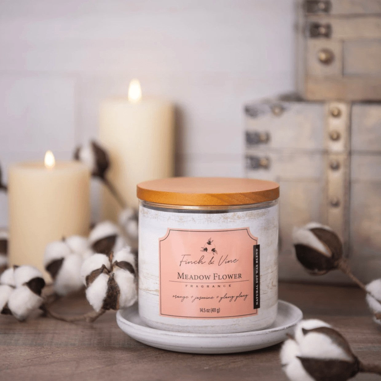 Colonial Candle - Finch & Vine Meadow Flower - sojablend geurkaars  411 gram - KAAARS.NL