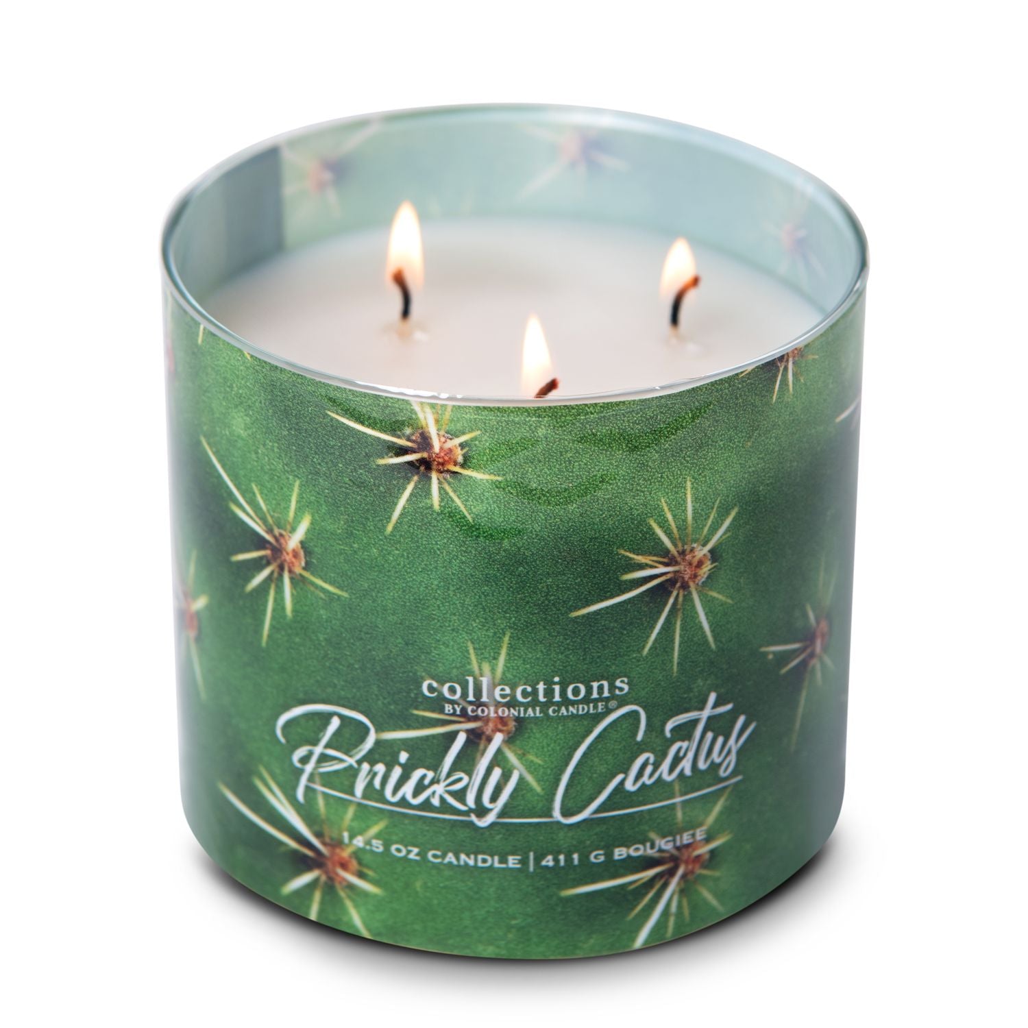 KAAARS.NL - Colonial Candle -%product_title - 28,95 - Soja geurkaars in glazen pot met goudkleurige deksel. Een mooie frisse en warme kaars. De kaars heeft een fotoafbeelding van een cactus tegen een roze muur. Voor het echte Midden-amerika gevoel. Deze Desertflower kaars uit de Desert collectie. Op deze foto brandend