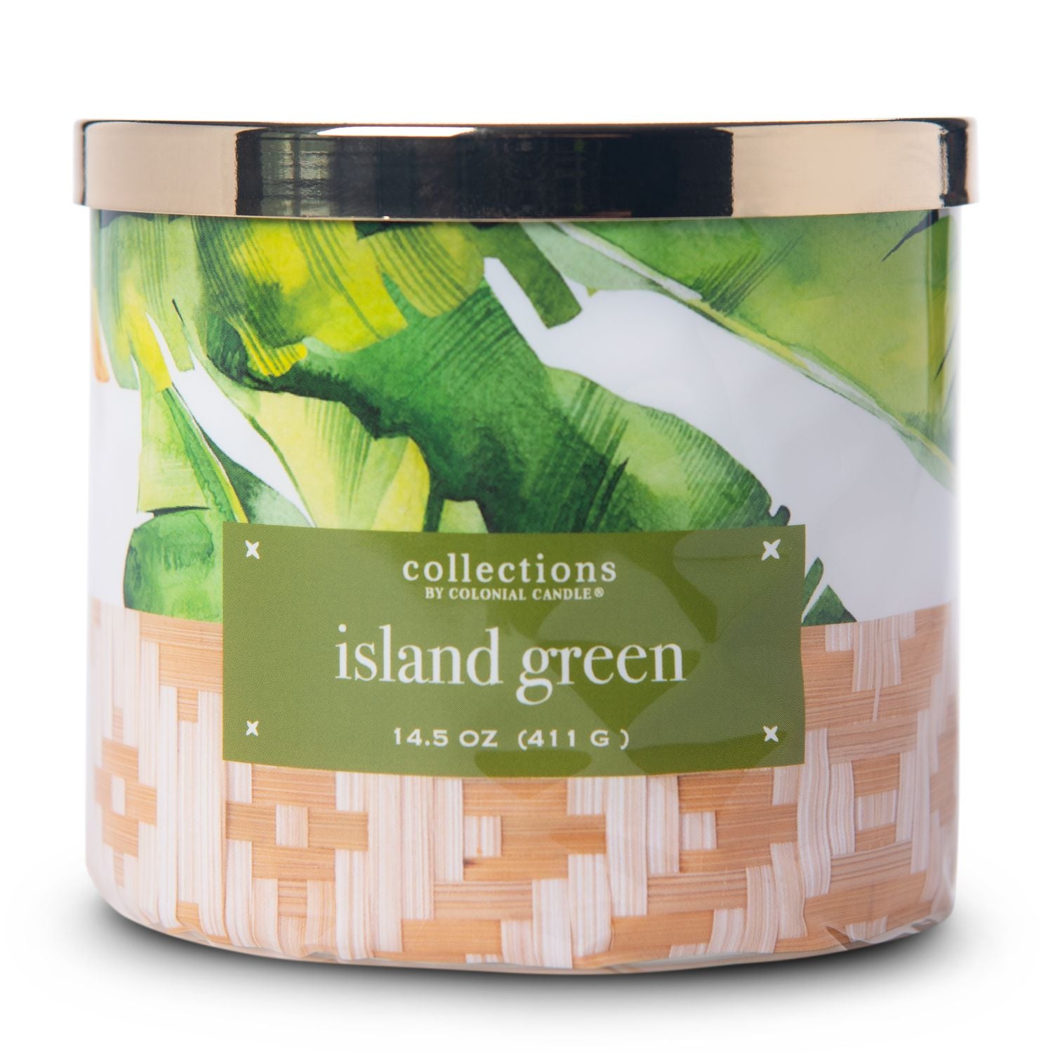 KAAARS.NL - Colonial Candle -%product_title - 28,95 - Soja geurkaars in glazen pot met gouden deksel. Met de Island Green geurkaars, geniet je van groene en fruitige geuren. Citrus, bergamot, maar ook kruidnageblad, perzik en abrikoos. De kaars heeft een frisgroen bladerenpatroon op een witte achtergrond en daaronder een mooi geweven rietpatroon. Op de foto zie je de sojageurkaars met deksel.