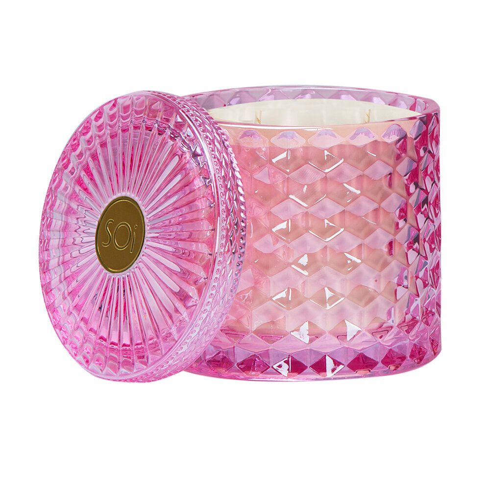 KAAARS.NL - The SOi Company -%product_title - 32,99 - Soja geurkaars in bewerkt fuchsia roze glas. Een superfijne zomerse geur met de geur van gemberbloem (island ginger blossom), sinaasappels en bamboe