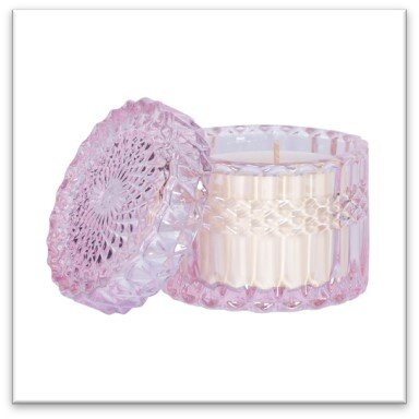 KAAARS.NL - The SOi Company -%product_title - 32,99 - Soja geurkaars in bewerkt licht roze glas. Delicaat, zacht en bloemig met de geur van pioenroos (pioenen / peony), roze tuberosa en witte musk. Productafbeelding