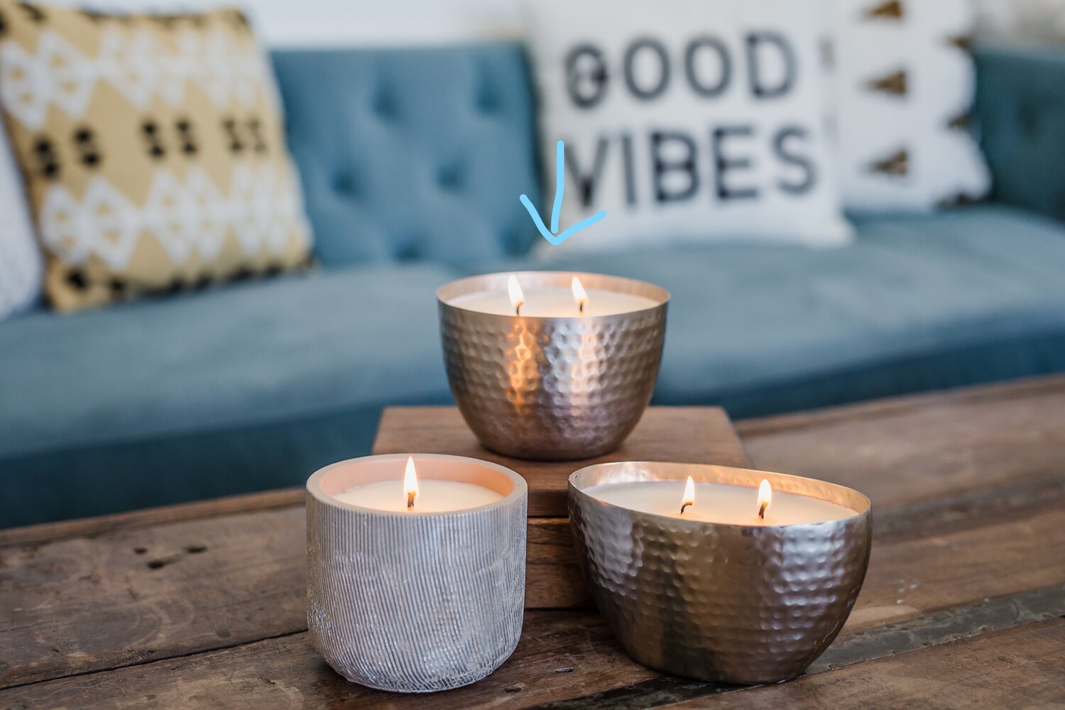 KAAARS.NL - The SOi Company -%product_title - 26,70 - Soja geurkaars in grijze betonnen pot met metaillic bewerking. Groen, kruidig en houtig, maar ook fris, dat is de juiste beschrijving voor de stoere Sage & Vetiver geurkaars.