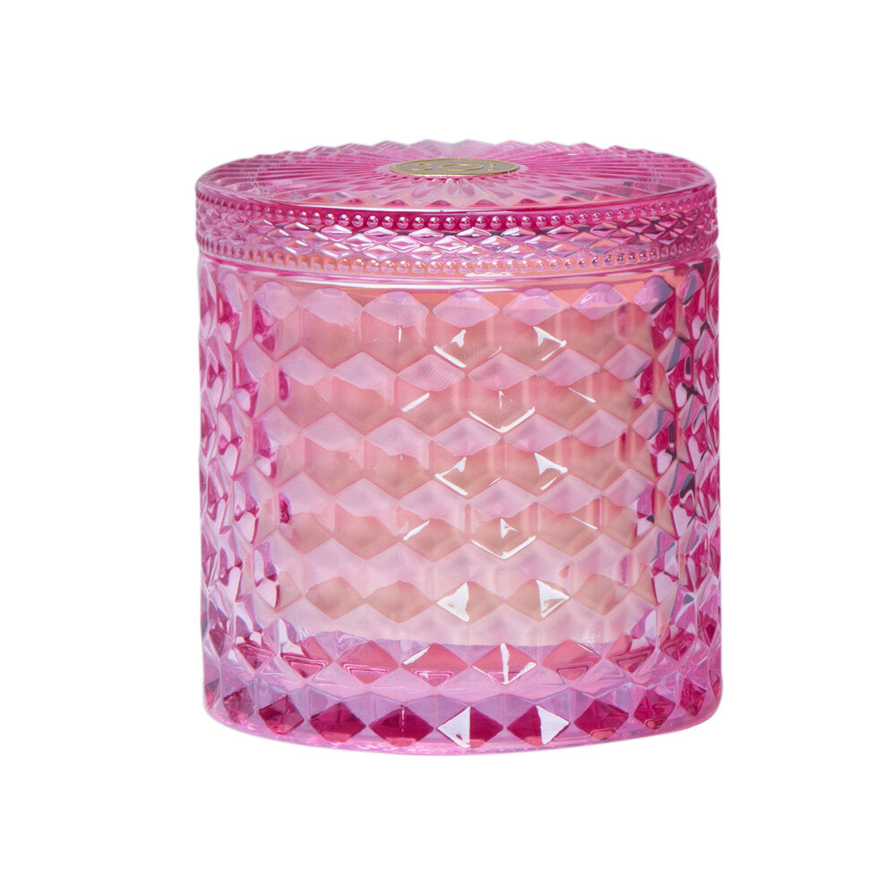 KAAARS.NL - The SOi Company -%product_title - 32,99 - Soja geurkaars in bewerkt fuchsia roze glas. Een superfijne zomerse geur met de geur van gemberbloem (island ginger blossom), sinaasappels en bamboe. Afbeelding met gesloten deksel