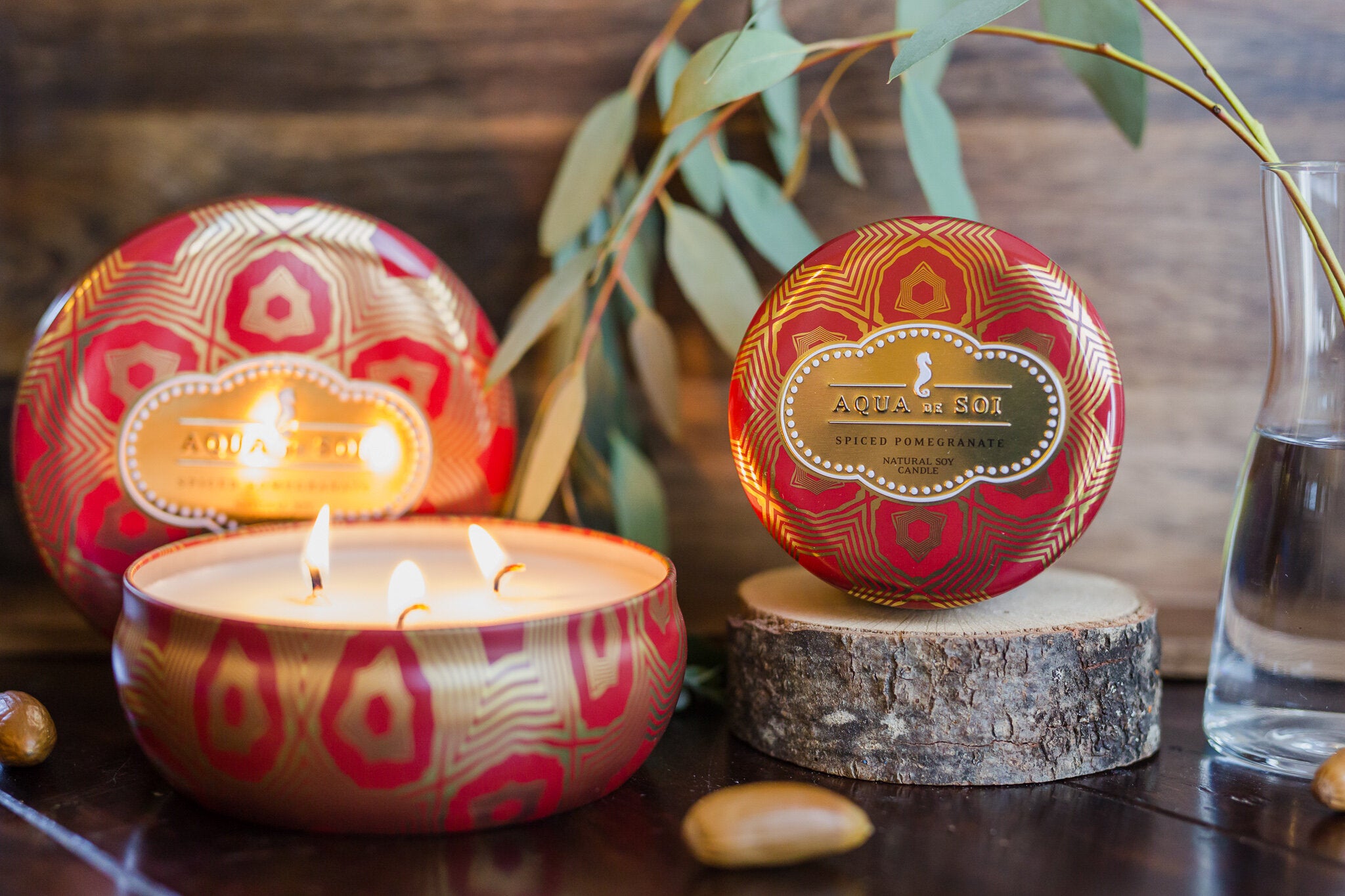 The SOi Company - Aqua de SOi - Spiced Pomegranate soja geurkaars in decoratief blik - 255 gram sfeerbeeld