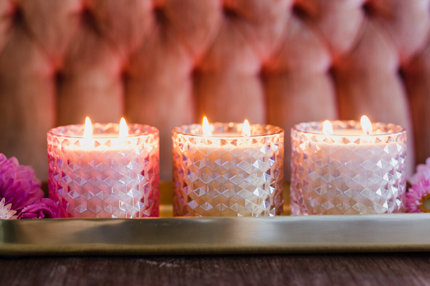 KAAARS.NL - The SOi Company -%product_title - 32,99 - Soja geurkaars in bewerkt fuchsia roze glas. Een superfijne zomerse geur met de geur van gemberbloem (island ginger blossom), sinaasappels en bamboe. Sfeerimpressie