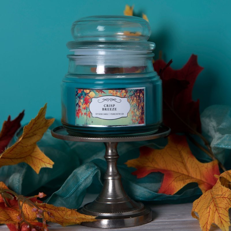 KAAARS.NL - Colonial Candle -%product_title - 8,95 - Soja geurkaars in glazen pot met stolp deksel. Crisp Breeze is echt zo´n geur die goed past bij de herfst en winter. Een kruidige en frisse geur. Sfeerfoto geurkaars Crisp Breeze