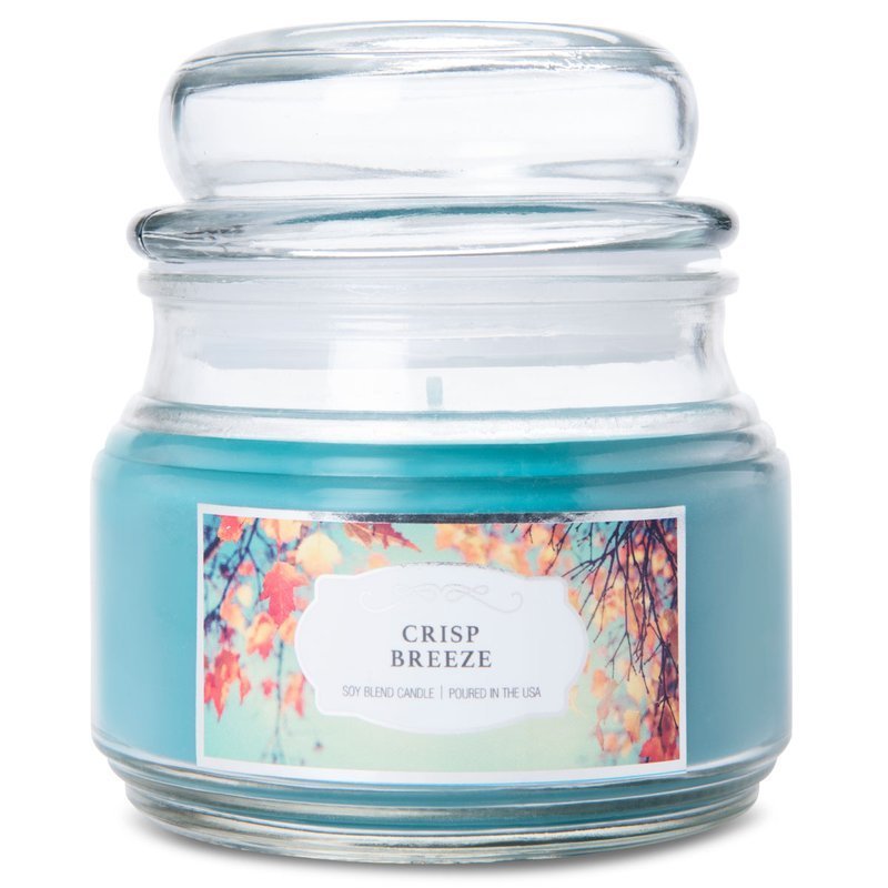 KAAARS.NL - Colonial Candle -%product_title - 8,95 - Soja geurkaars in glazen pot met stolp deksel. Crisp Breeze is echt zo´n geur die goed past bij de herfst en winter. Een kruidige en frisse geur. Productafbeelding