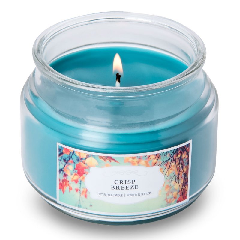 KAAARS.NL - Colonial Candle -%product_title - 8,95 - Soja geurkaars in glazen pot met stolp deksel. Crisp Breeze is echt zo´n geur die goed past bij de herfst en winter. Een kruidige en frisse geur. Brandende geurkaars Crisp Breeze
