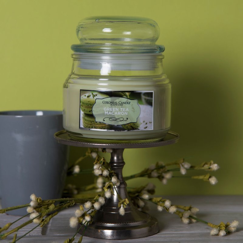 KAAARS.NL - Colonial Candle -%product_title - 8,95 - Soja geurkaars in glazen pot met stolp deksel. Heerlijk fris en zoetig met de geur van groene thee (green tea) en macarons. In een frisse groene kleur. Sfeerbeeld