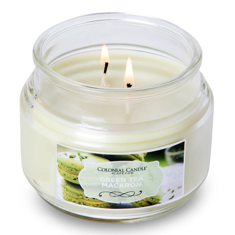 KAAARS.NL - Colonial Candle -%product_title - 8,95 - Soja geurkaars in glazen pot met stolp deksel. Heerlijk fris en zoetig met de geur van groene thee (green tea) en macarons. In een frisse groene kleur. Brandend
