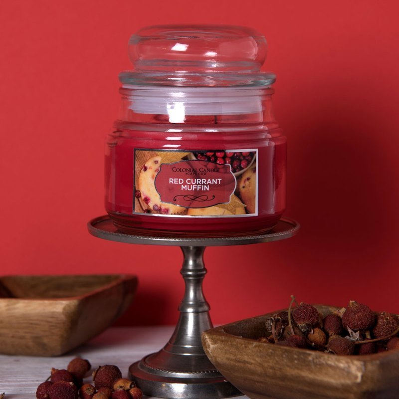 KAAARS.NL - Colonial Candle -%product_title - 8,95 - Soja geurkaars in glazen pot met stolp deksel. Heerlijk kruidig en warm, deze geur van de redcurrant muffin. Een traditionele geur, ideaal voor de herfst en winter.Productafbeelding