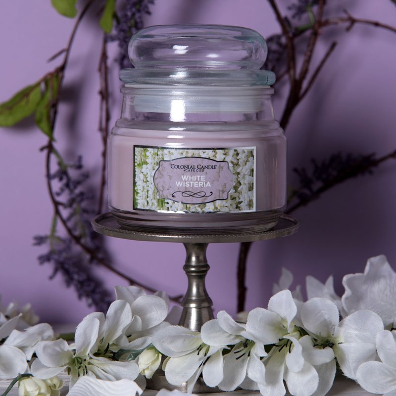 KAAARS.NL - Colonial Candle -%product_title - 8,95 - Soja geurkaars in glazen pot met stolp deksel. Heerlijk zacht en bloemig met de geur van Witte Regen bloemen, het zusje van de Blauwe Regen. Deze klimmer met grote trossen witte bloemen, vandaar witte regen ruikt echt heerlijk en ziet er super romantisch uit met deze lila pastelkleur. Sfeerimpressie