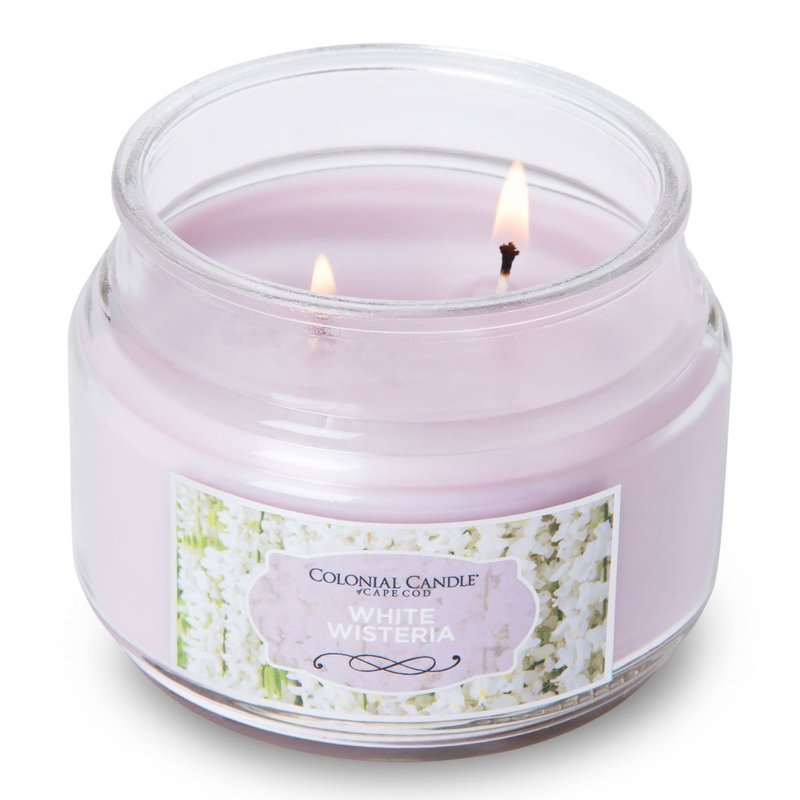 KAAARS.NL - Colonial Candle -%product_title - 8,95 - Soja geurkaars in glazen pot met stolp deksel. Heerlijk zacht en bloemig met de geur van Witte Regen bloemen, het zusje van de Blauwe Regen. Deze klimmer met grote trossen witte bloemen, vandaar witte regen ruikt echt heerlijk en ziet er super romantisch uit met deze lila pastelkleur. Brandende geurkaars White Wisteria