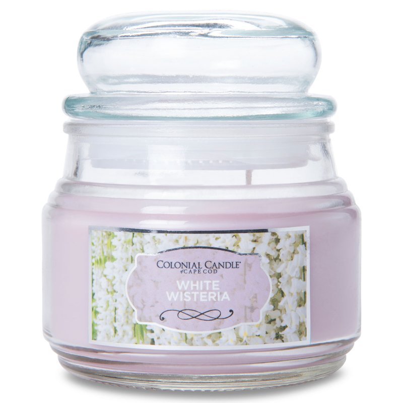KAAARS.NL - Colonial Candle -%product_title - 8,95 - Soja geurkaars in glazen pot met stolp deksel. Heerlijk zacht en bloemig met de geur van Witte Regen bloemen, het zusje van de Blauwe Regen. Deze klimmer met grote trossen witte bloemen, vandaar witte regen ruikt echt heerlijk en ziet er super romantisch uit met deze lila pastelkleur. Productafbeelding