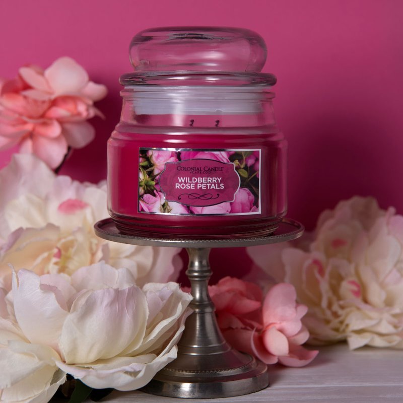 KAAARS.NL - Colonial Candle -%product_title - 8,95 - Soja geurkaars in glazen pot met stolp deksel. Zoet en fruitig, met een klein zuurtje en een bloemige toon van rozen. Een traditionele geur. Goede kaars voor de lente, zomer en herfst.Sfeerimpressie geurkaars soja wildberry rose petals