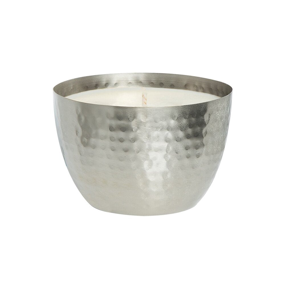 KAAARS.NL - The SOi Company -%product_title - 26,70 - Soja geurkaars in zilver grijze stalen pot met hamer bewerkt. Groen, kruidig en houtig, maar ook fris, dat is de juiste beschrijving voor de stoere Sage & Vetiver geurkaars.
