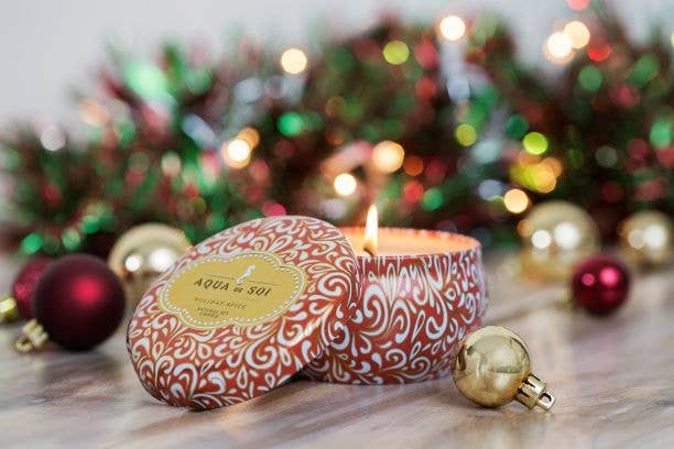 The SOi Company - Winter - Holiday Spice soja geurkaars in decoratief blik - 255 gram - sfeerfoto - kerst kaarsen